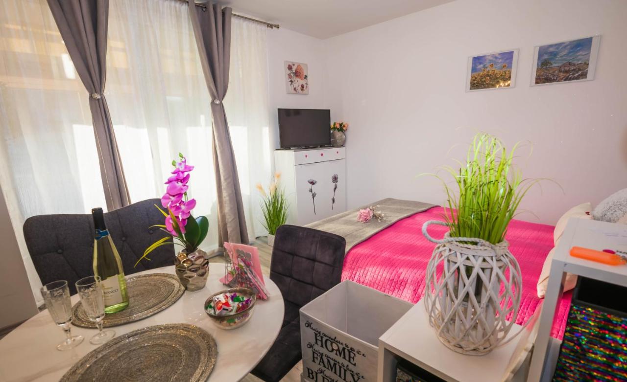 Apartments Mary & Free Parking Rovinj Exterior photo